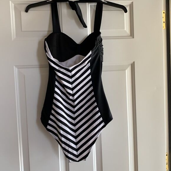 CUPSHE Sz Medium Black with black and white stripes. New with tags - Picture 2 of 6